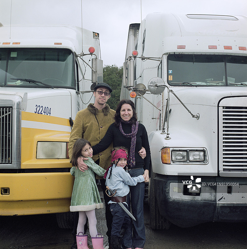 一家人站在货车旁图片素材