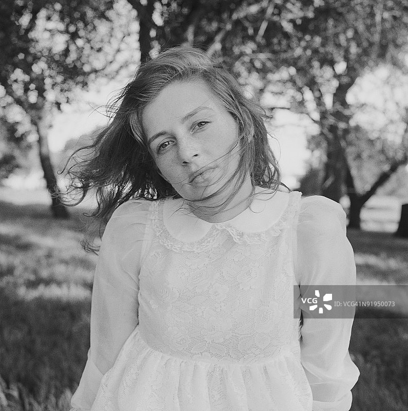 站在树上的年轻女人的肖像图片素材