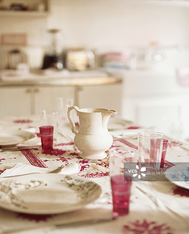 餐桌上的餐具图片素材