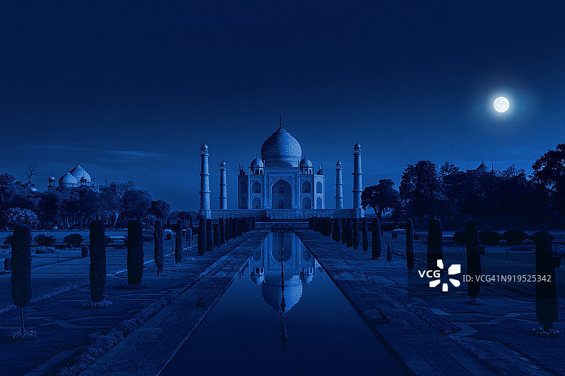 印度阿格拉泰姬陵满月景图片素材