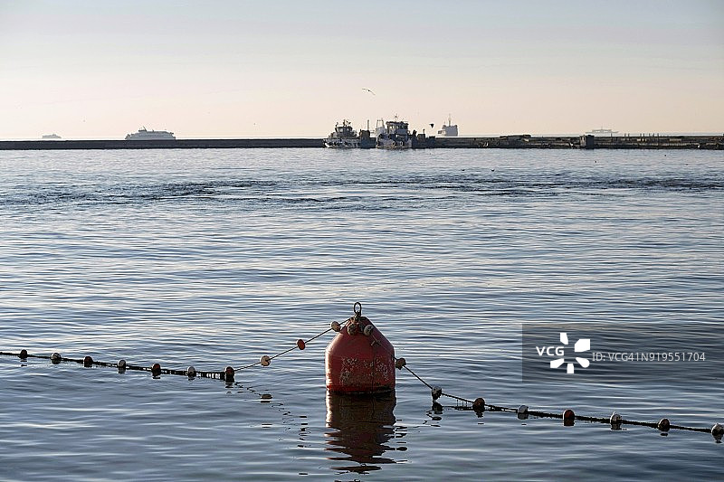 伊兹密尔湾商业码头区的红色浮标图片素材