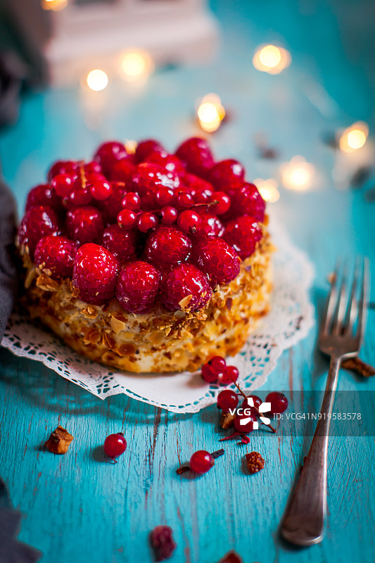 放有新鲜覆盆子和红醋栗的海绵蛋糕图片素材