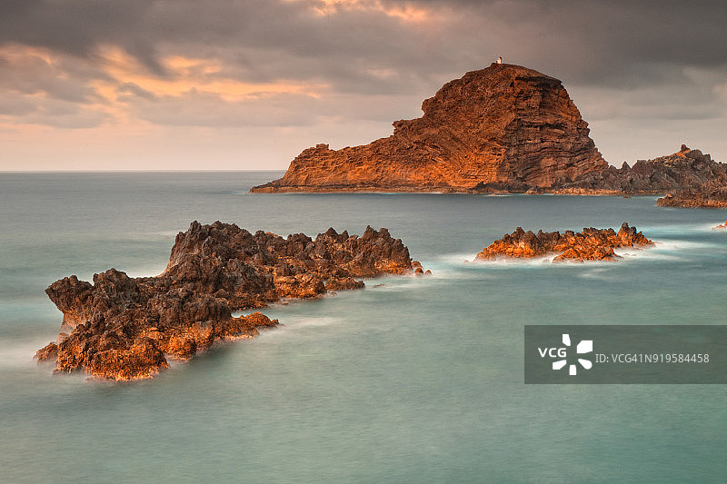 葡萄牙马德拉群岛波尔图莫尼什的岩石海岸线图片素材