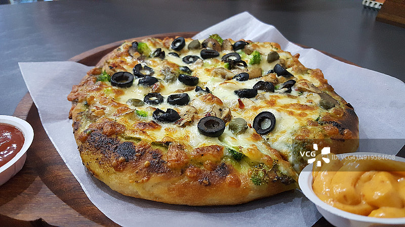 番茄酱和芥末酱的深盘素食披萨图片素材