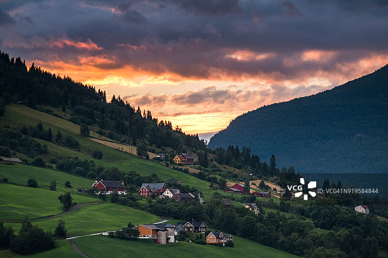 挪威松恩-菲尤拉讷郡Stryn：Olden的午夜日落图片素材