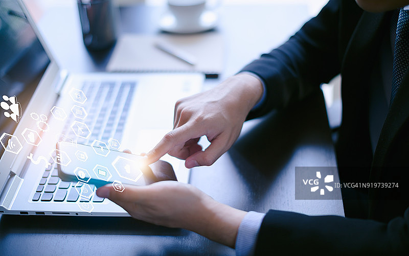 商人使用手机和笔记本电脑工作图片素材