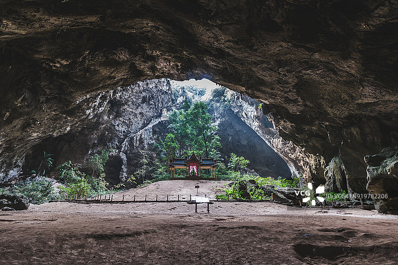 泰国三百峰国家公园帕亚那空山洞：阳光下的寺庙图片素材