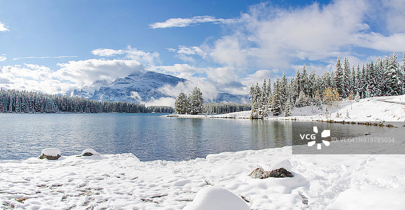 冬季雪后的班夫国家公园图片素材