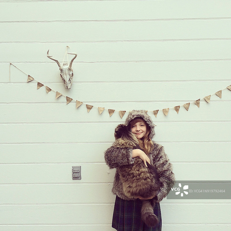 女孩抱着大猫图片素材