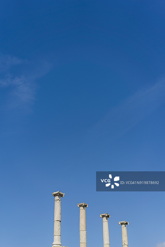庞贝古城的罗马柱，仰视角度图片素材