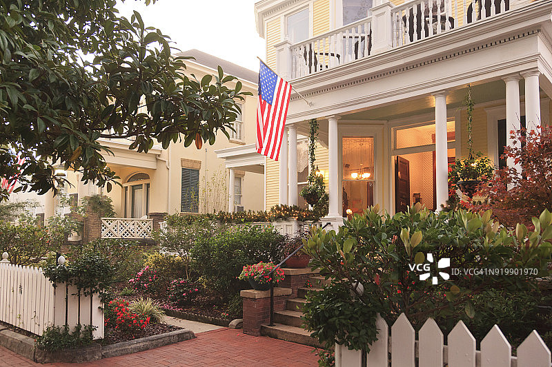 带有美国国旗的前廊和花园图片素材