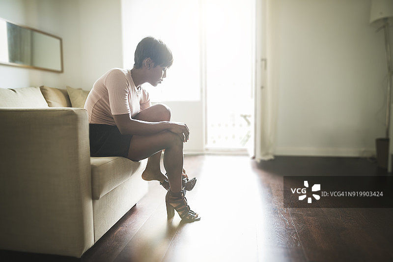 穿着高跟鞋的漂亮女人图片素材
