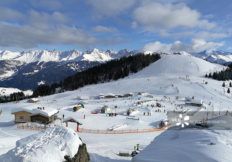 从高处俯瞰蒂罗尔塞尔法斯-菲斯-拉迪斯滑雪区（奥地利）图片素材