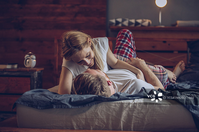 情侣在床上拥抱图片素材