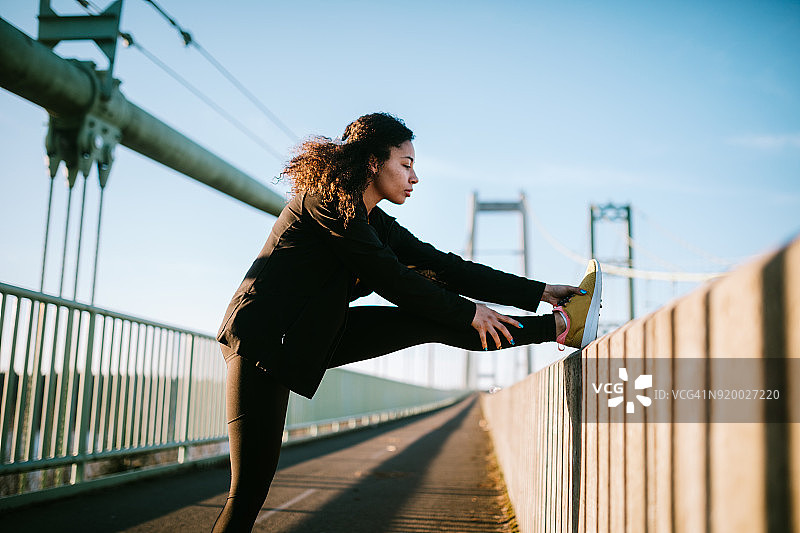 在城市环境中晨跑的年轻女人图片素材