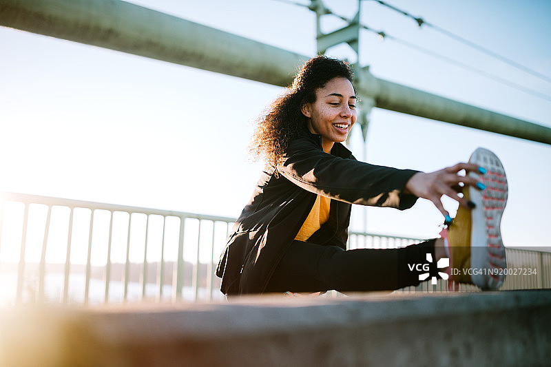 在城市环境中晨跑的年轻女人图片素材
