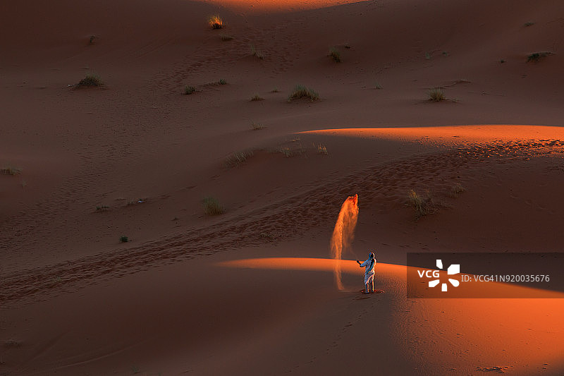 摩洛哥撒哈拉沙漠中玩沙的柏柏尔人图片素材