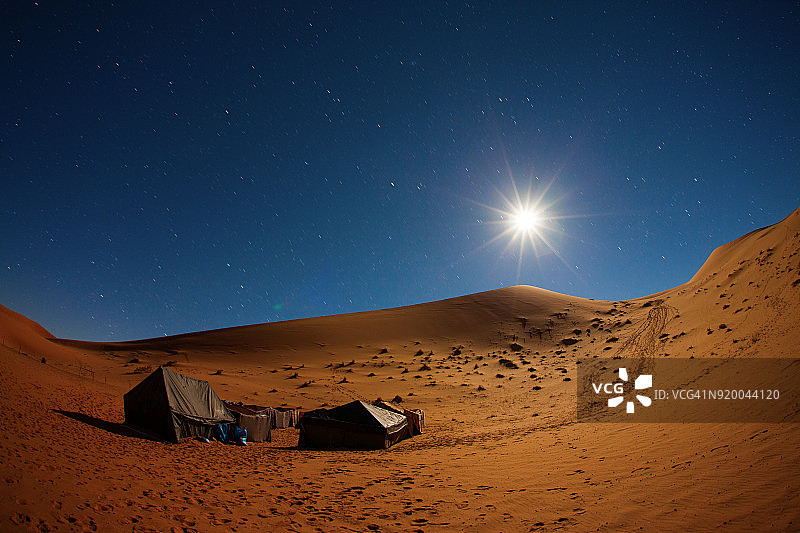 撒哈拉沙漠星月夜营地图片素材
