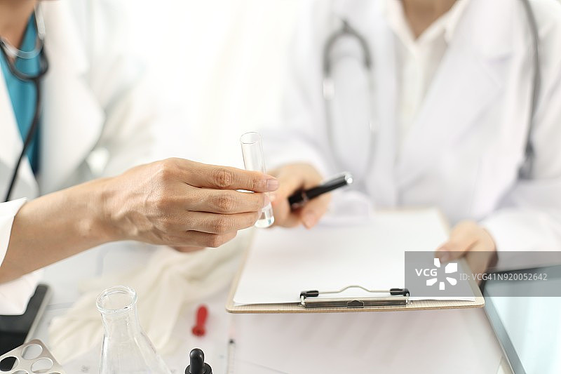 医生检查试管中的液体图片素材