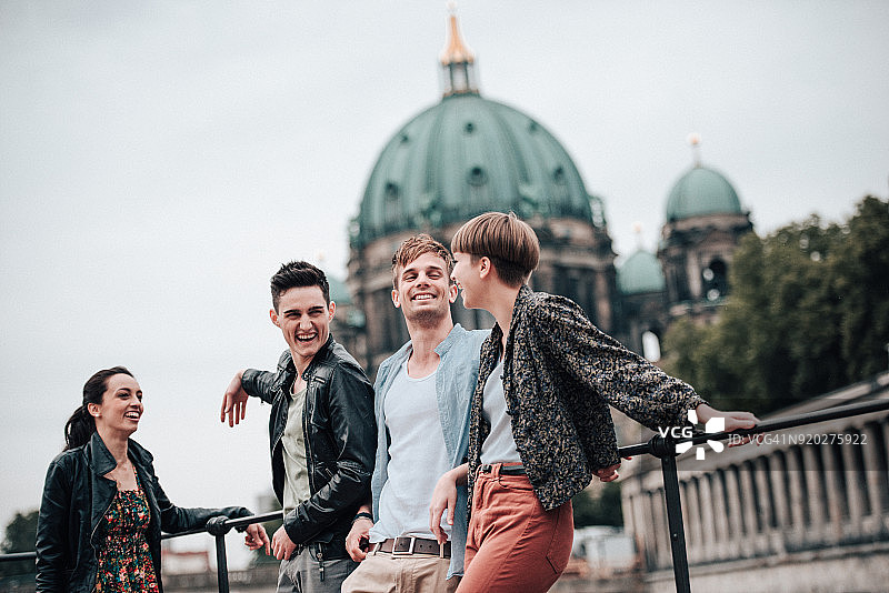 朋友们在柏林街头玩耍图片素材