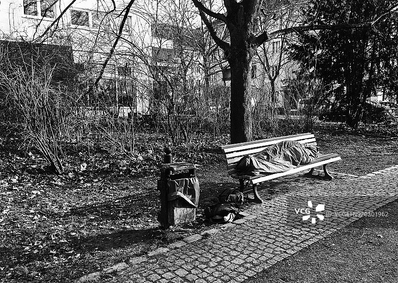 柏林，睡在公园长椅上的无家可归者图片素材