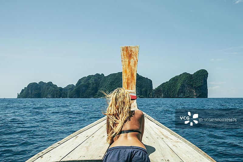在泰国长尾船船头的女人图片素材