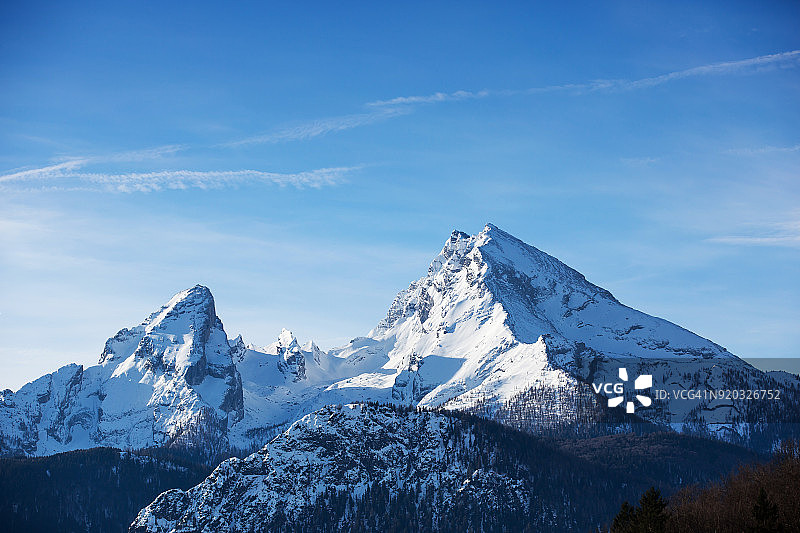 冬季雪中的瓦茨曼山（德国巴伐利亚贝希特斯加登地区）图片素材