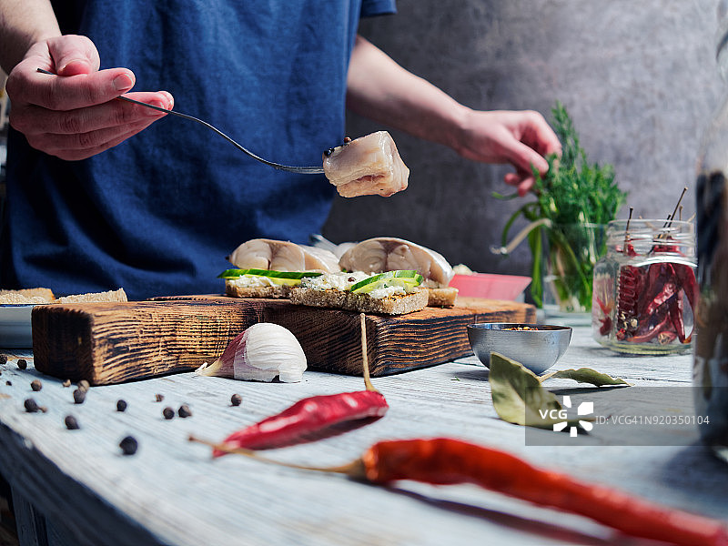 烹饪鲱鱼三明治图片素材