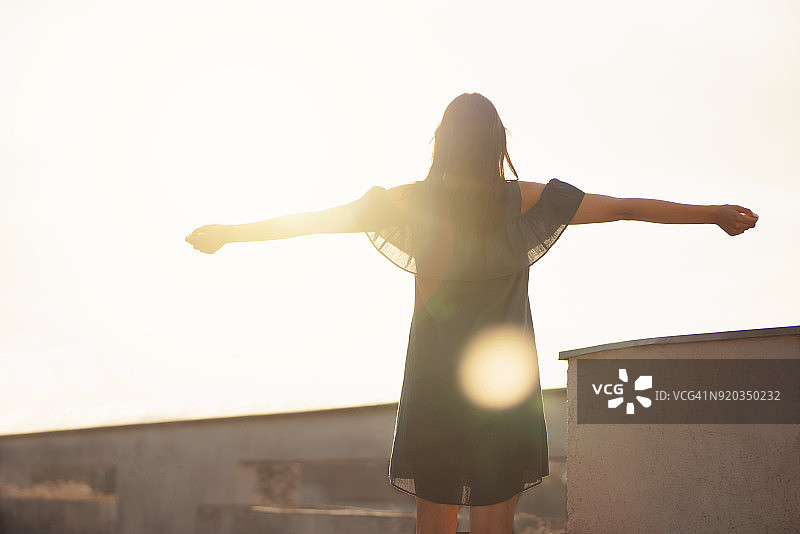 沐浴阳光图片素材