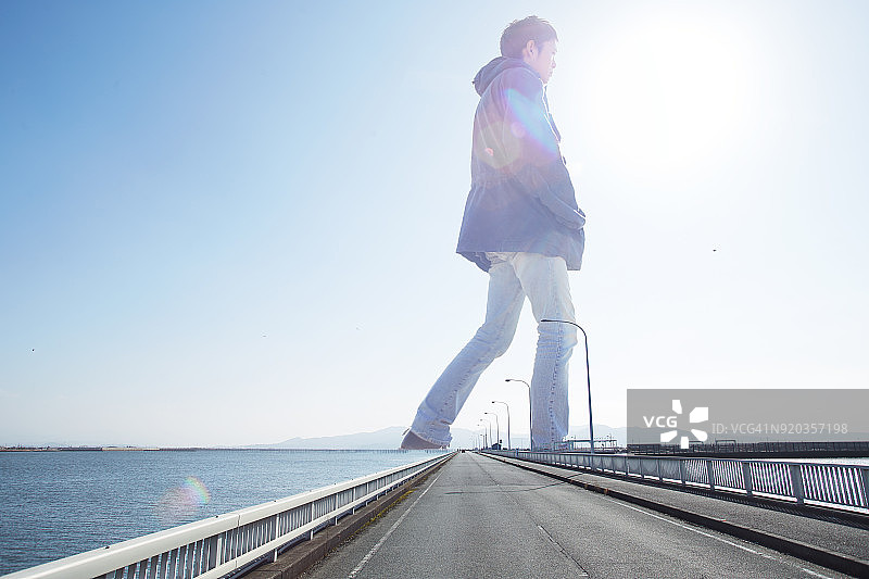 行走在海面上的巨人图片素材