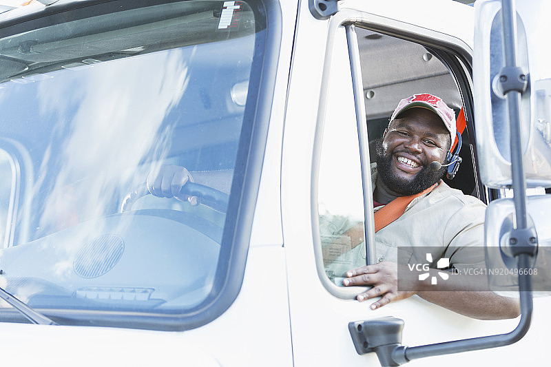 驾驶座上的非裔美国卡车司机图片素材