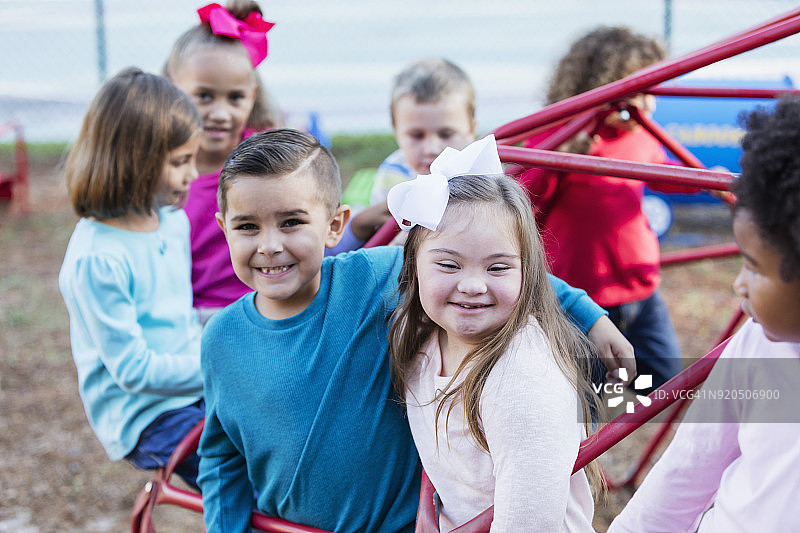 在操场单杠上的多民族学生图片素材