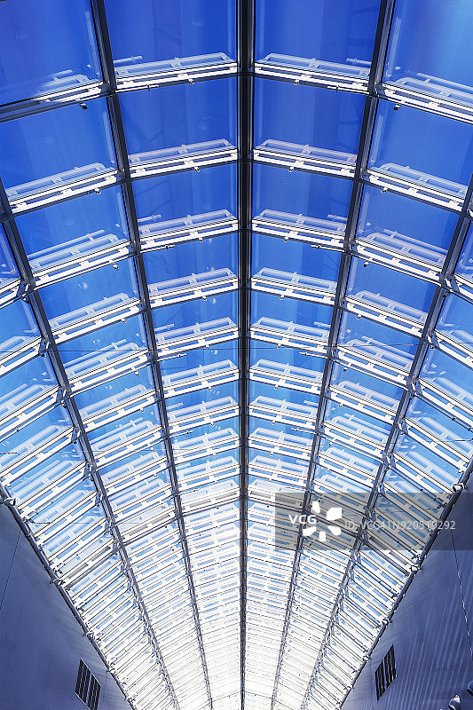 现代建筑玻璃屋顶的细节图片素材