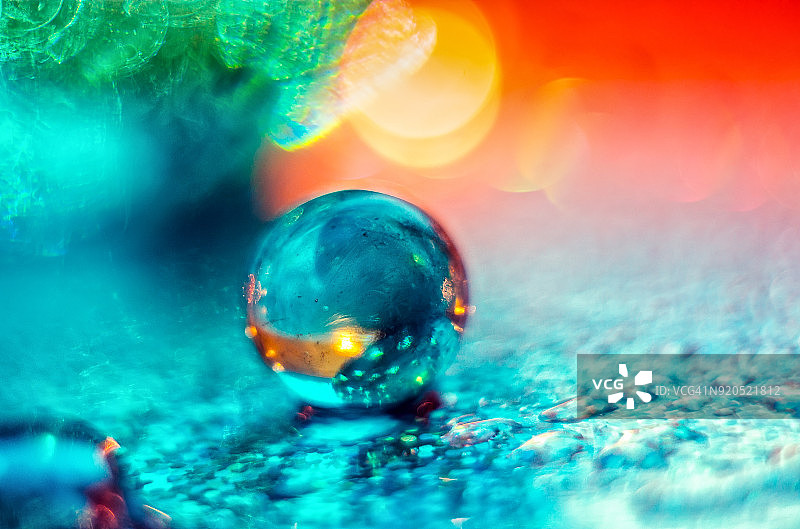 蓝色和橙色玻璃球水滴艺术构图图片素材