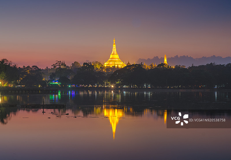 缅甸仰光大金塔日落倒影图片素材