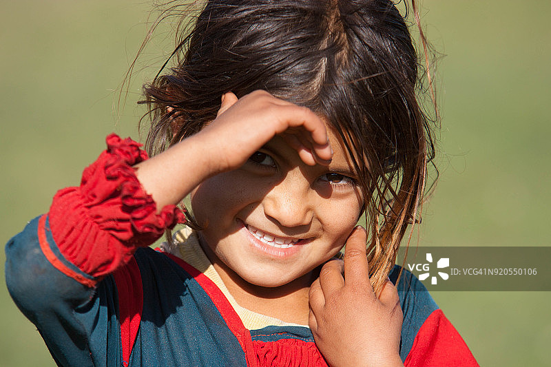 害羞微笑的阿富汗移民女孩图片素材