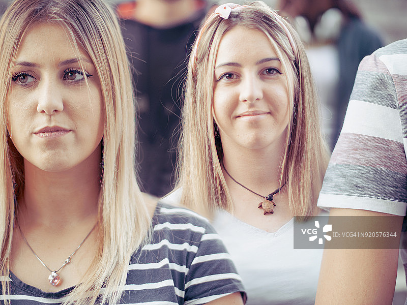 女孩力量，从人群中脱颖而出图片素材