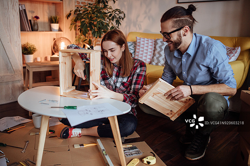 组装板条箱的快乐夫妇图片素材