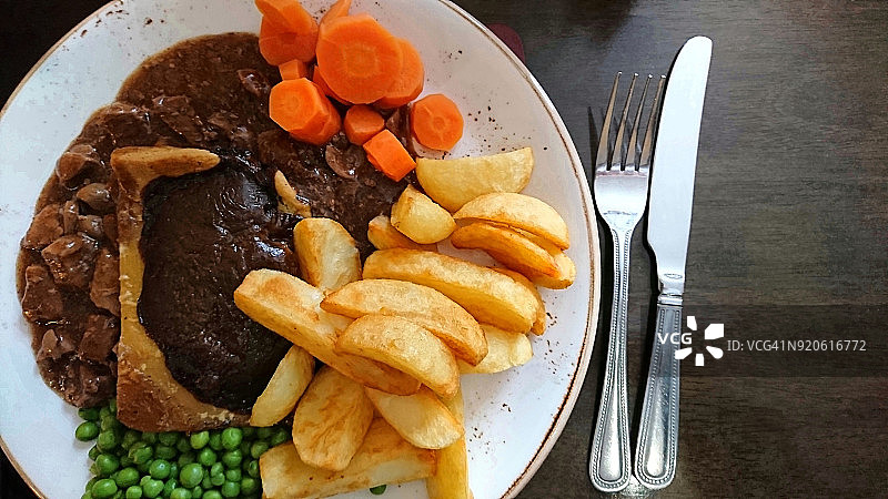 英式酒吧美食——馅饼、薯条和蔬菜图片素材