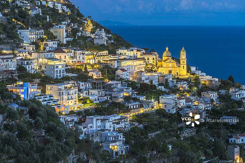 普拉亚诺村庄与海岸线黄昏景色，位于阿马尔菲海岸图片素材