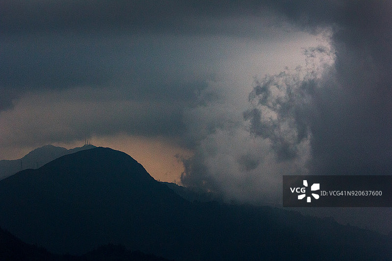哥伦比亚波哥大：暴风雨中的瓜达卢佩山图片素材