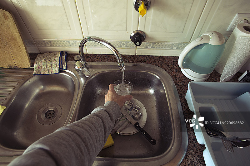 男人倒水入玻璃杯图片素材