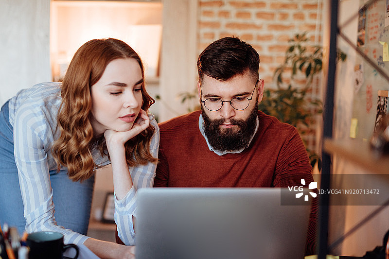年轻夫妇在家工作的特写镜头图片素材