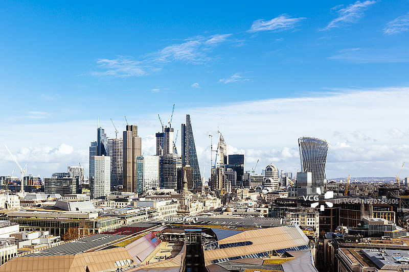伦敦城市景观在建摩天大楼与蓝天俯瞰图片素材