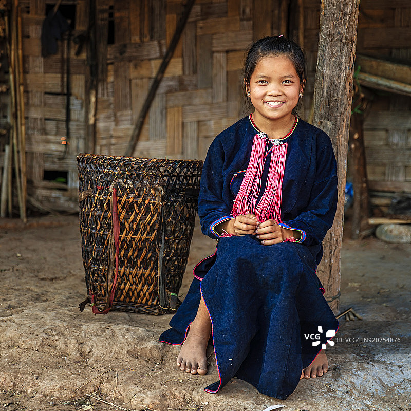 老挝北部乡村： carrying a basket 的老挝小女孩图片素材