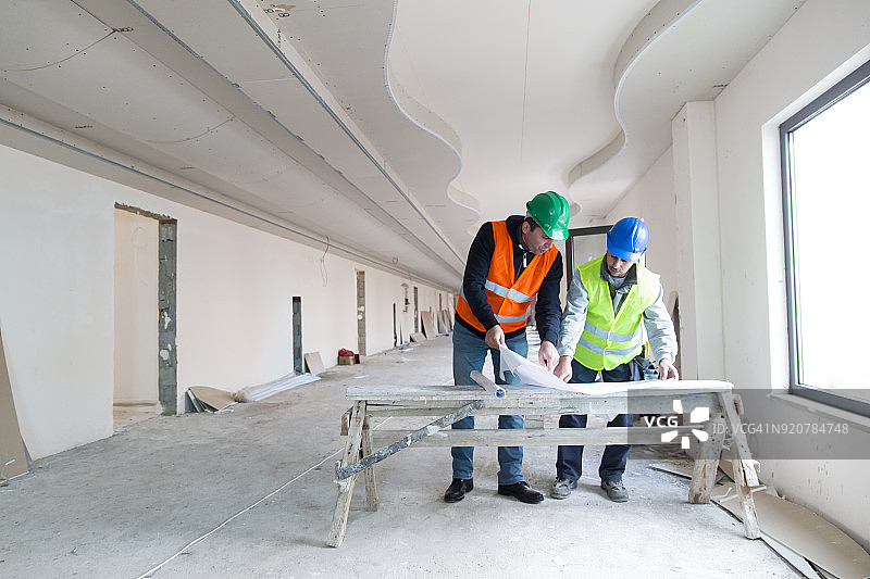 建筑工人查看蓝图图片素材