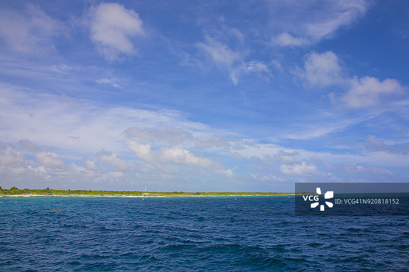 墨西哥尤卡坦海岸线附近，蓝天白云下的加勒比海深蓝色美景图片素材