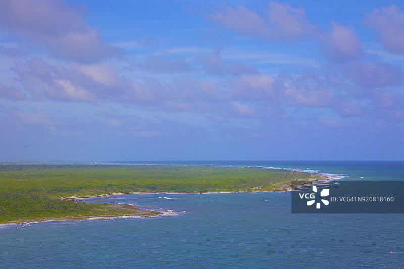 墨西哥高空俯瞰的绿色陆地和加勒比海图片素材