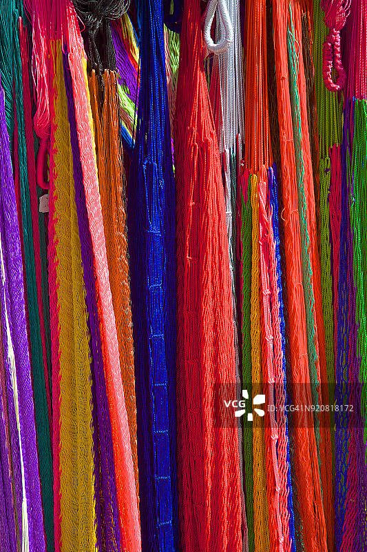 悬挂的墨西哥吊床的鲜艳色彩图片素材