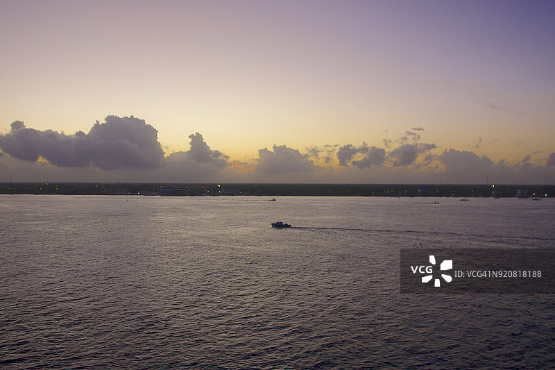 加勒比海平静海面上日暮时分的小船图片素材